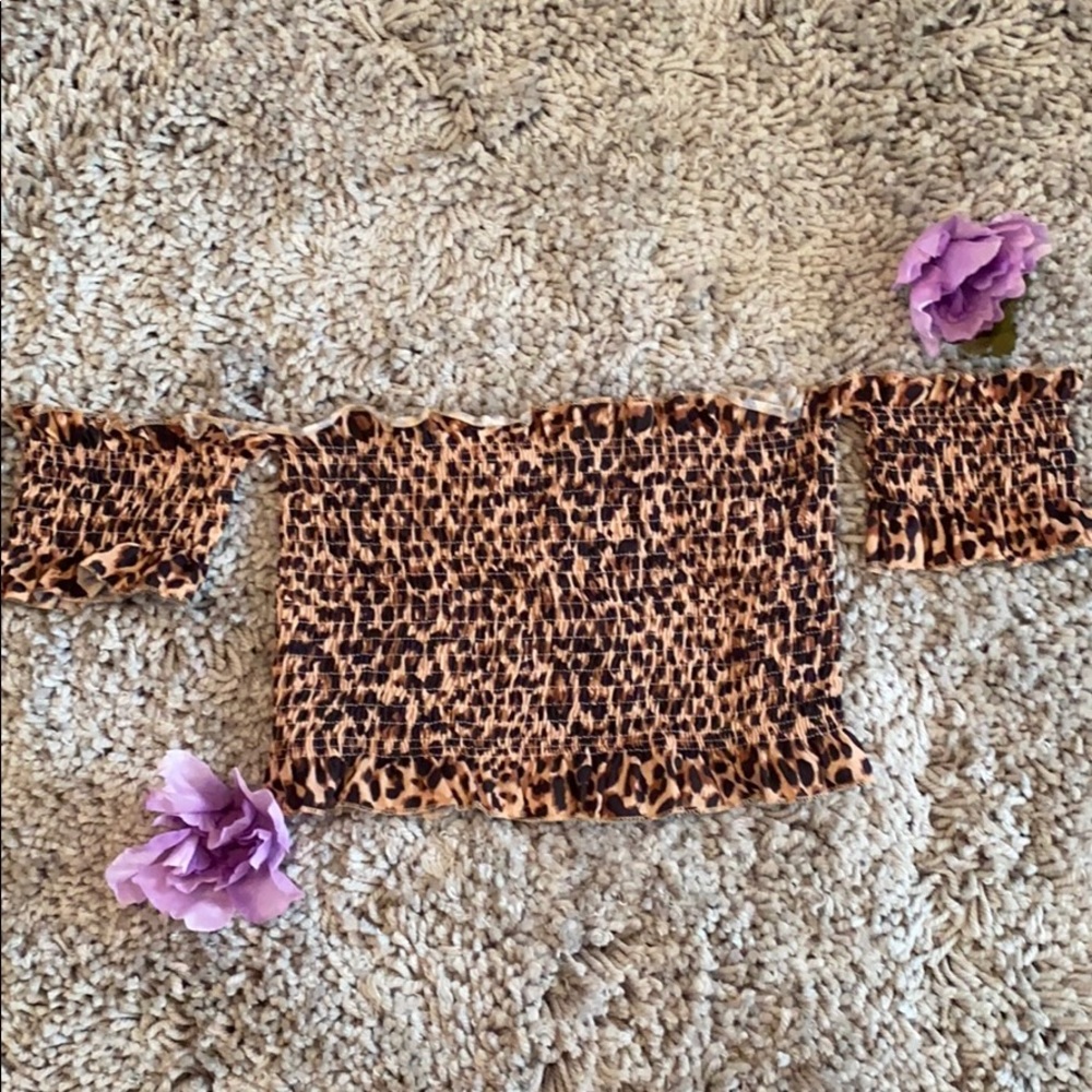 Leopard print crop top !